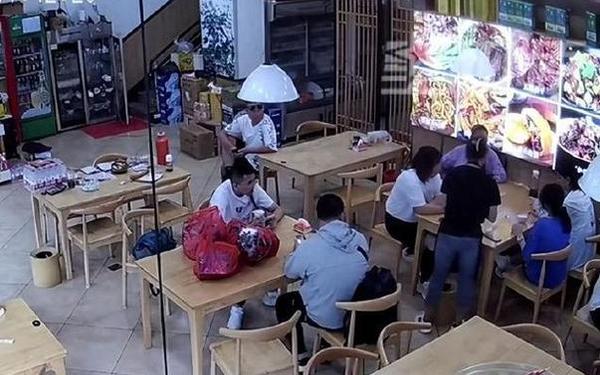 店主送大学生榨菜遭邻投诉 处理食品投诉的技巧 店主送大学生榨菜遭邻投诉 处理食品投诉的技巧