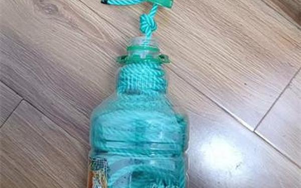 小学生隔栅栏给爷爷送空水瓶—空瓶子在哪里买 小学生隔栅栏给爷爷送空水瓶—空瓶子在哪里买