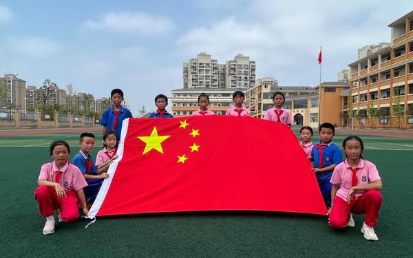 向国旗致敬—抬国旗的正确姿势图片
